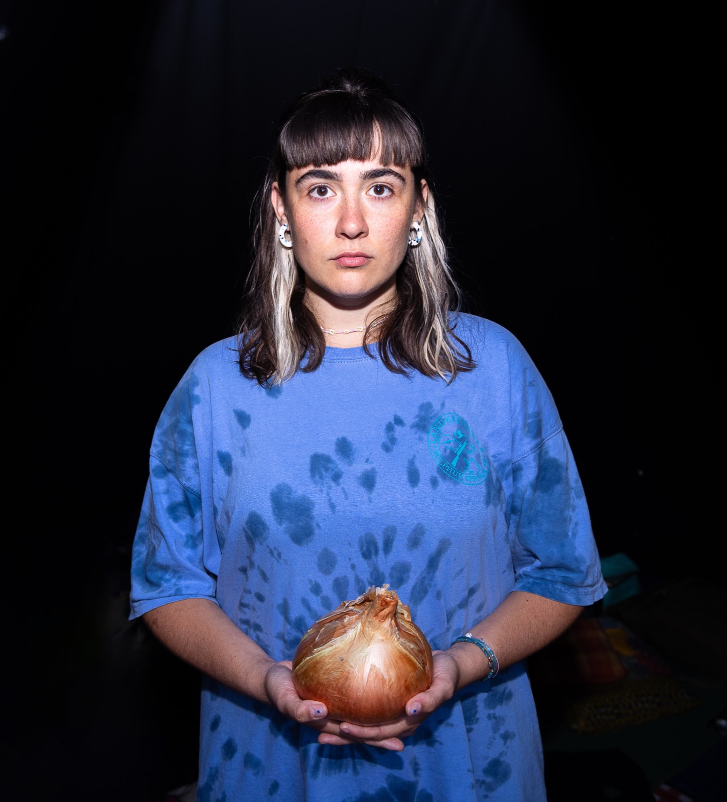 Portrait von Denise Wagner mit einer Zwiebel